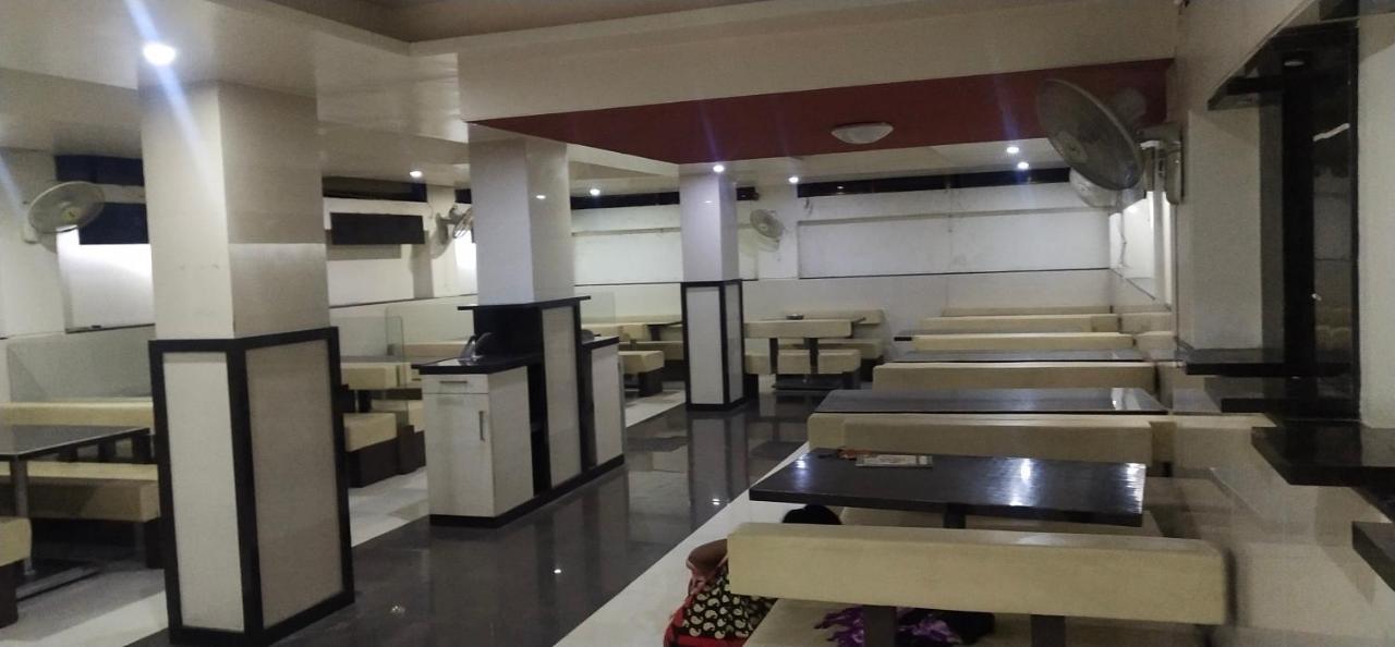 City Palace Hotel होटल सिटी पैलेस Nászik Kültér fotó
